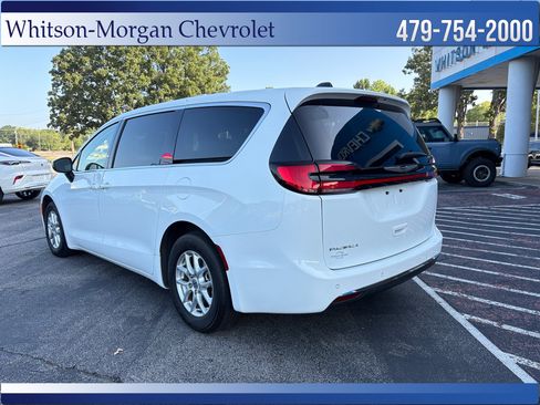 Used 2023 Chrysler Pacifica Touring-L FWD image 8