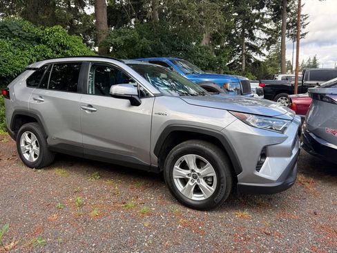 Used 2021 Toyota RAV4 XLE w/ Convenience Package AWD/4WD image 3