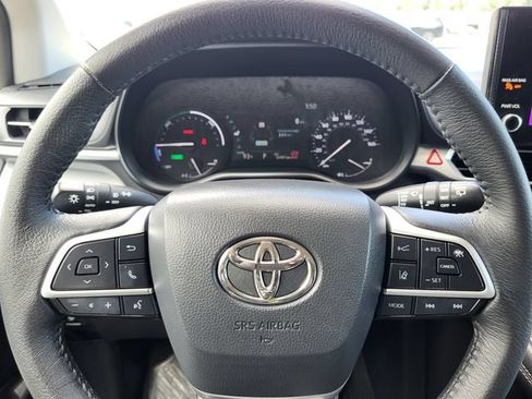 Used 2025 Toyota Sienna XLE AWD/4WD image 15