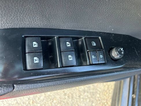 Used 2018 Toyota Camry SE FWD image 18