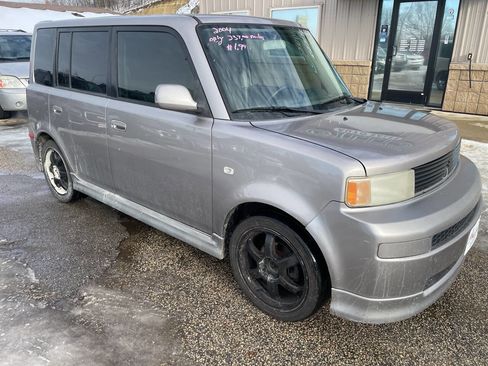 Used 2004 Scion xB Base 4dr Wagon image 2