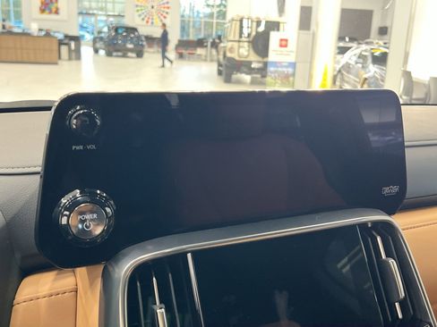 Used 2025 Lexus LX 700h Luxury image 16