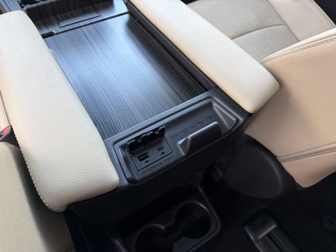 Used 2023 Toyota Sienna Limited FWD image 32