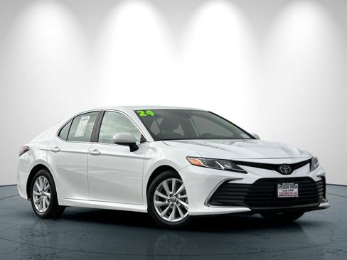 Used 2024 Toyota Camry LE image 2