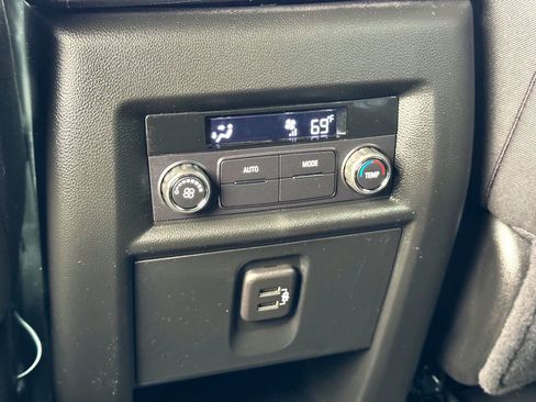 Used 2023 Chevrolet Traverse LT image 19