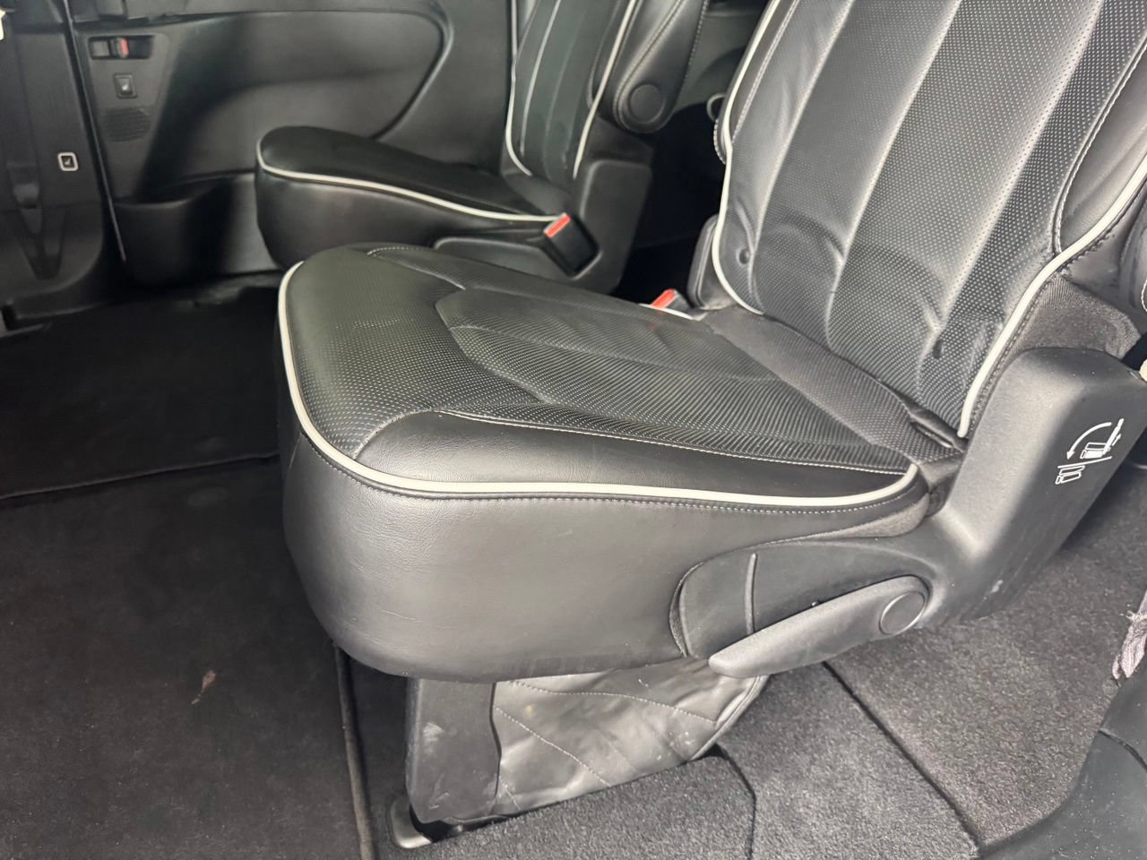 Used 2025 Chrysler Pacifica Limited FWD image 27