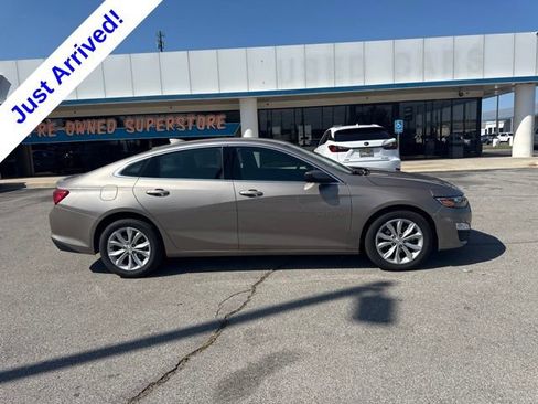 Used 2025 Chevrolet Malibu LT FWD image 2