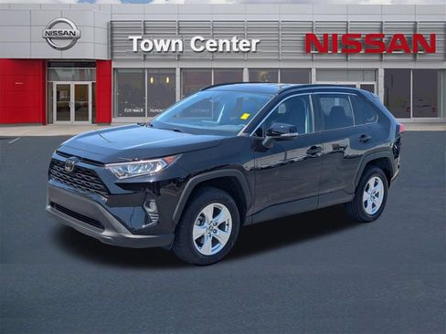 Used 2021 Toyota RAV4 XLE FWD image 3