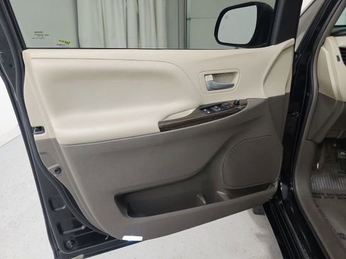 Used 2017 Toyota Sienna XLE image 11