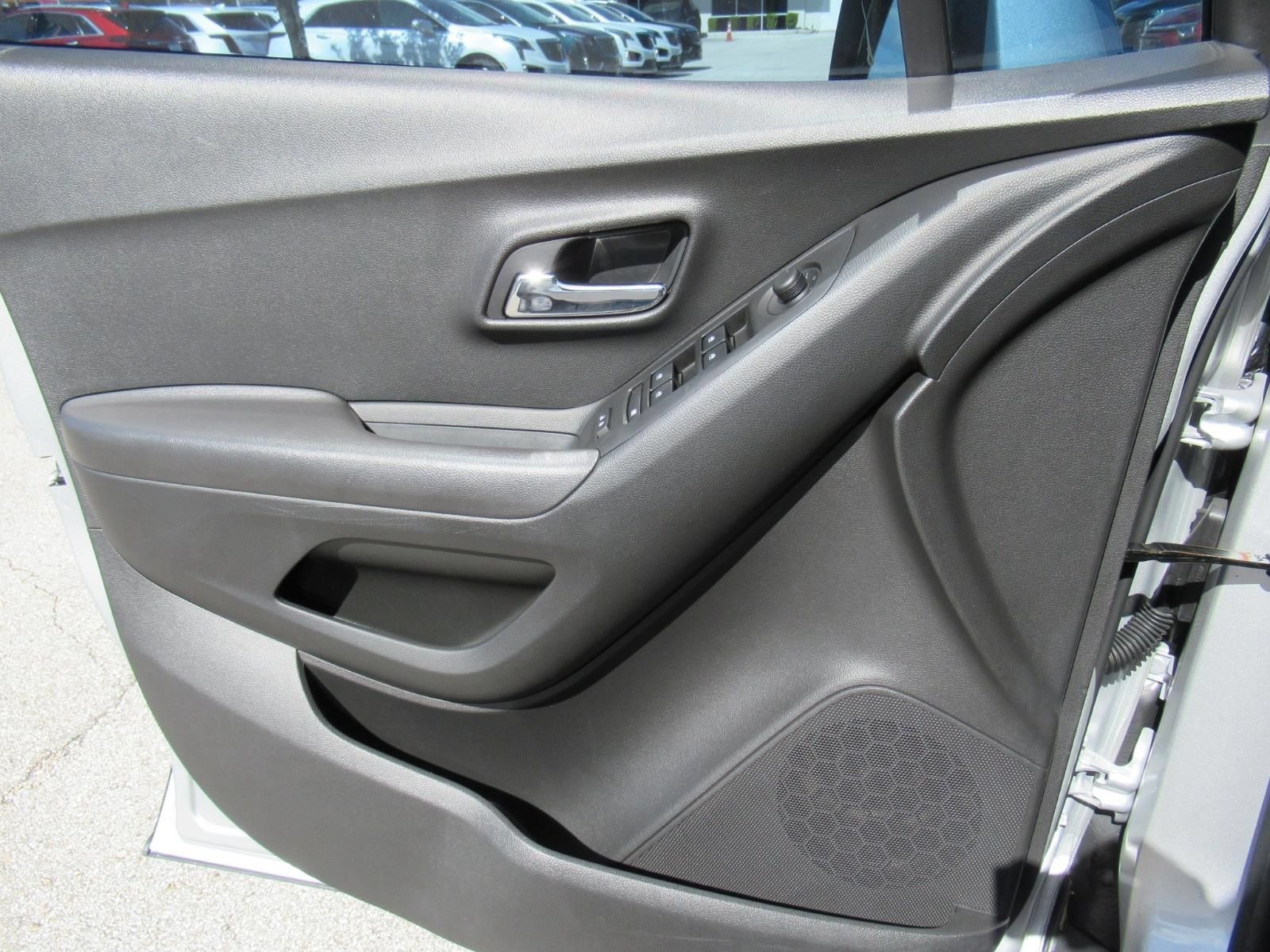 Used 2020 Chevrolet Trax LT w/ LT Convenience Package FWD image 19