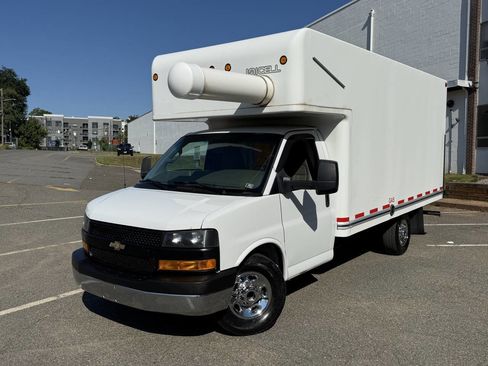 Used 2018 Chevrolet Express 3500 w/ Driver Convenience Package image 1