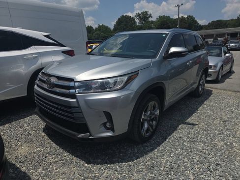 Used 2019 Toyota Highlander Limited Platinum FWD image 1