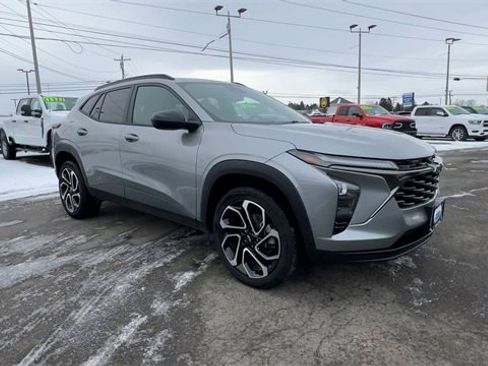 Used 2024 Chevrolet Trax RS w/ Driver Confidence Package image 2