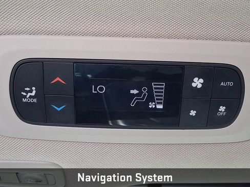 Used 2023 Chrysler Pacifica Limited w/ Uconnect Theater Family Group FWD image 16