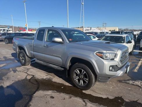 Used 2017 Toyota Tacoma TRD Sport w/ Premium & Technology Package image 1