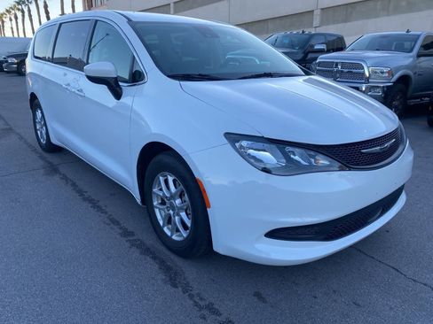 Used 2023 Chrysler Voyager LX image 3