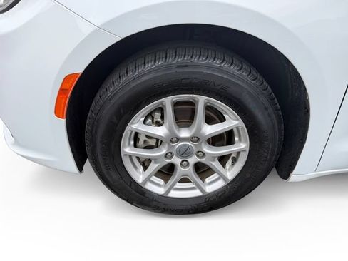 Used 2024 Chrysler Pacifica Touring-L FWD image 10