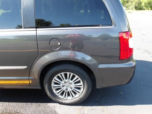 Used 2016 Chrysler Town & Country Touring-L w/ Driver Convenience Group FWD image 38