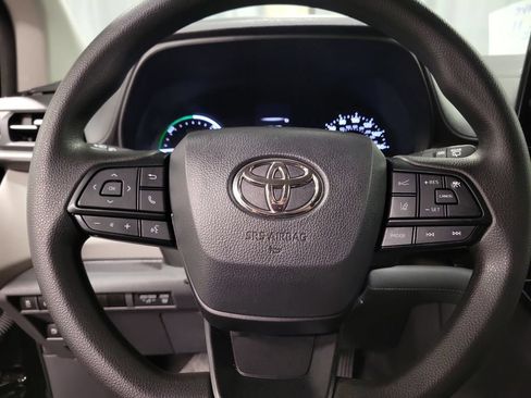 Used 2024 Toyota Sienna LE FWD image 17