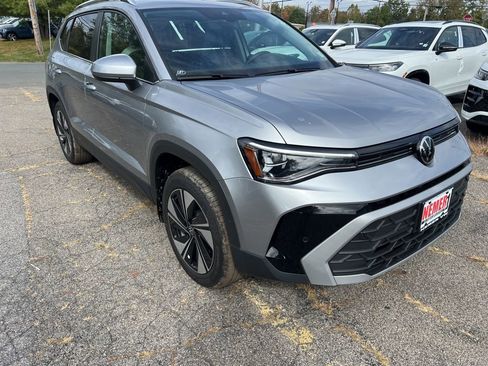 New 2025 Volkswagen Taos SE image 3