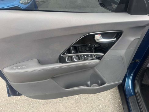 Used 2018 Kia Niro EX image 10