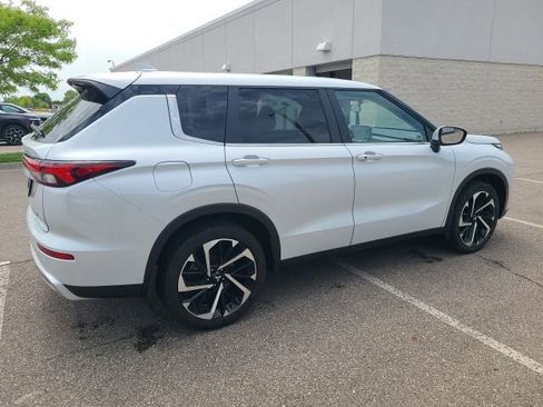 Used 2024 Mitsubishi Outlander AWD image 2