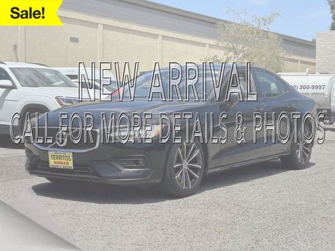 Used 2021 Volvo S60 T5 Momentum FWD image 1