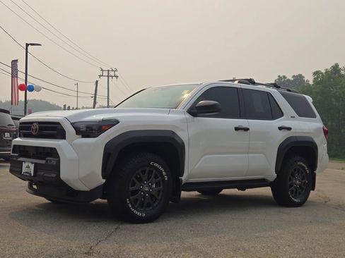 Used 2025 Toyota 4Runner SR5 AWD/4WD image 4