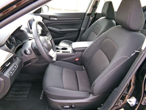 Used 2025 Nissan Altima 2.5 SV FWD image 11