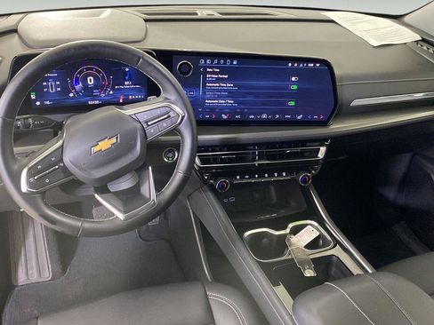 Used 2025 Chevrolet Traverse LT FWD image 17