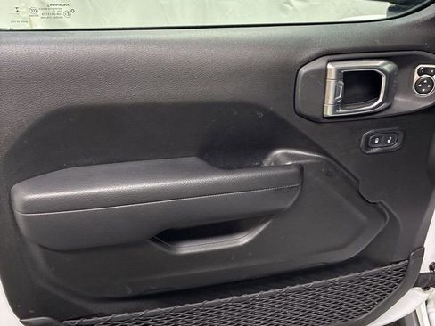 Used 2023 Jeep Gladiator Willys AWD/4WD image 12