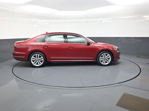Used 2017 Volkswagen Passat 1.8T SEL Premium FWD image 2