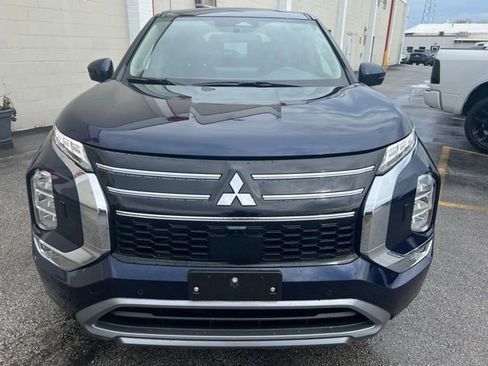 Used 2025 Mitsubishi Outlander SE image 3