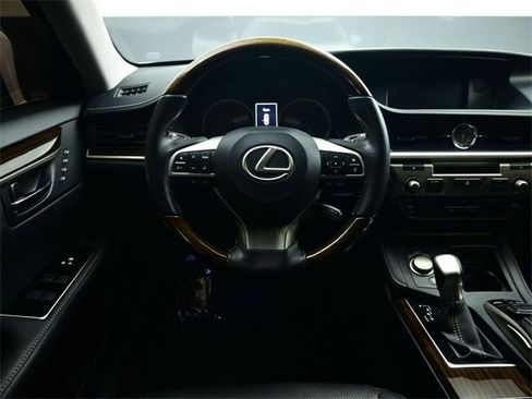 Used 2016 Lexus ES 350 w/ Luxury Package w/Wood Trim image 2