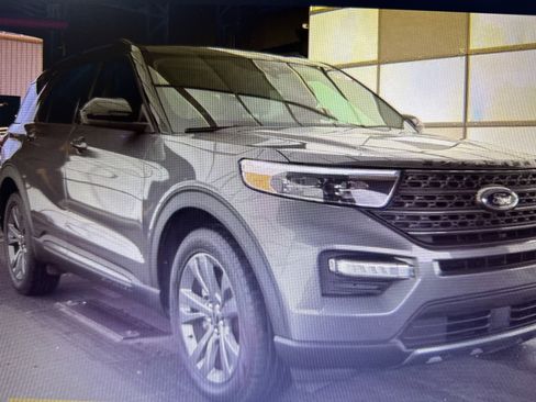 Used 2023 Ford Explorer XLT w/ Equipment Group 202A image 3