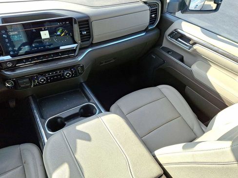 Used 2024 Chevrolet Silverado 2500 LTZ w/ LTZ Convenience Package image 12