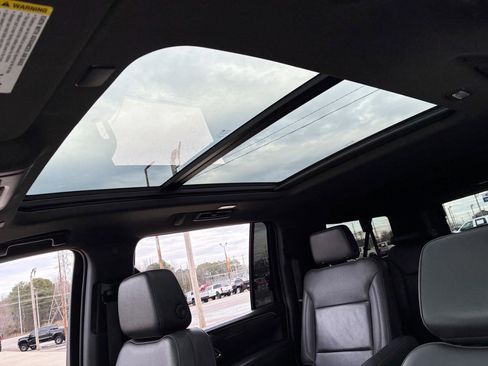 Used 2023 Chevrolet Suburban LT w/ Luxury Package image 12