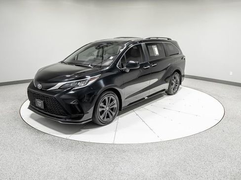 Used 2022 Toyota Sienna XSE FWD image 36