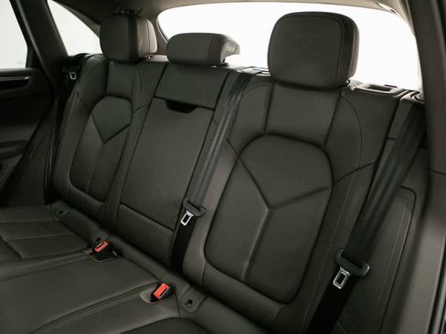 Certified 2024 Porsche Macan AWD/4WD image 36