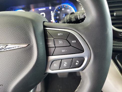 Used 2023 Chrysler Pacifica Touring-L w/ Uconnect Theater Family Group FWD image 25