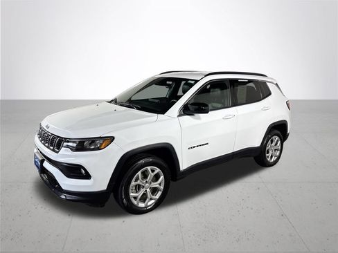 Used 2024 Jeep Compass Latitude AWD/4WD image 2