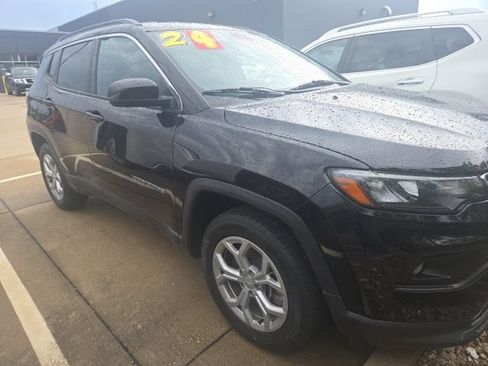 Used 2024 Jeep Compass Latitude AWD/4WD image 2