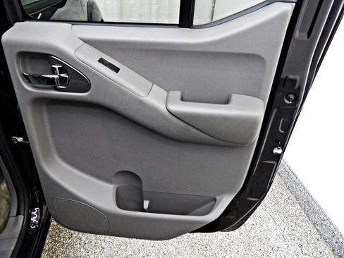 Used 2017 Nissan Frontier SV image 11