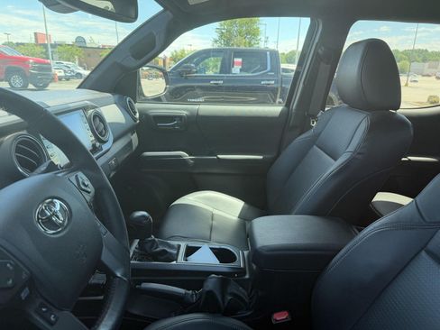 Used 2023 Toyota Tacoma TRD Off-Road w/ TRD Premium Off Road Package AWD/4WD image 9