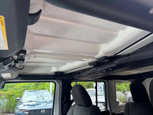 Used 2025 Jeep Wrangler Sport S AWD/4WD image 28