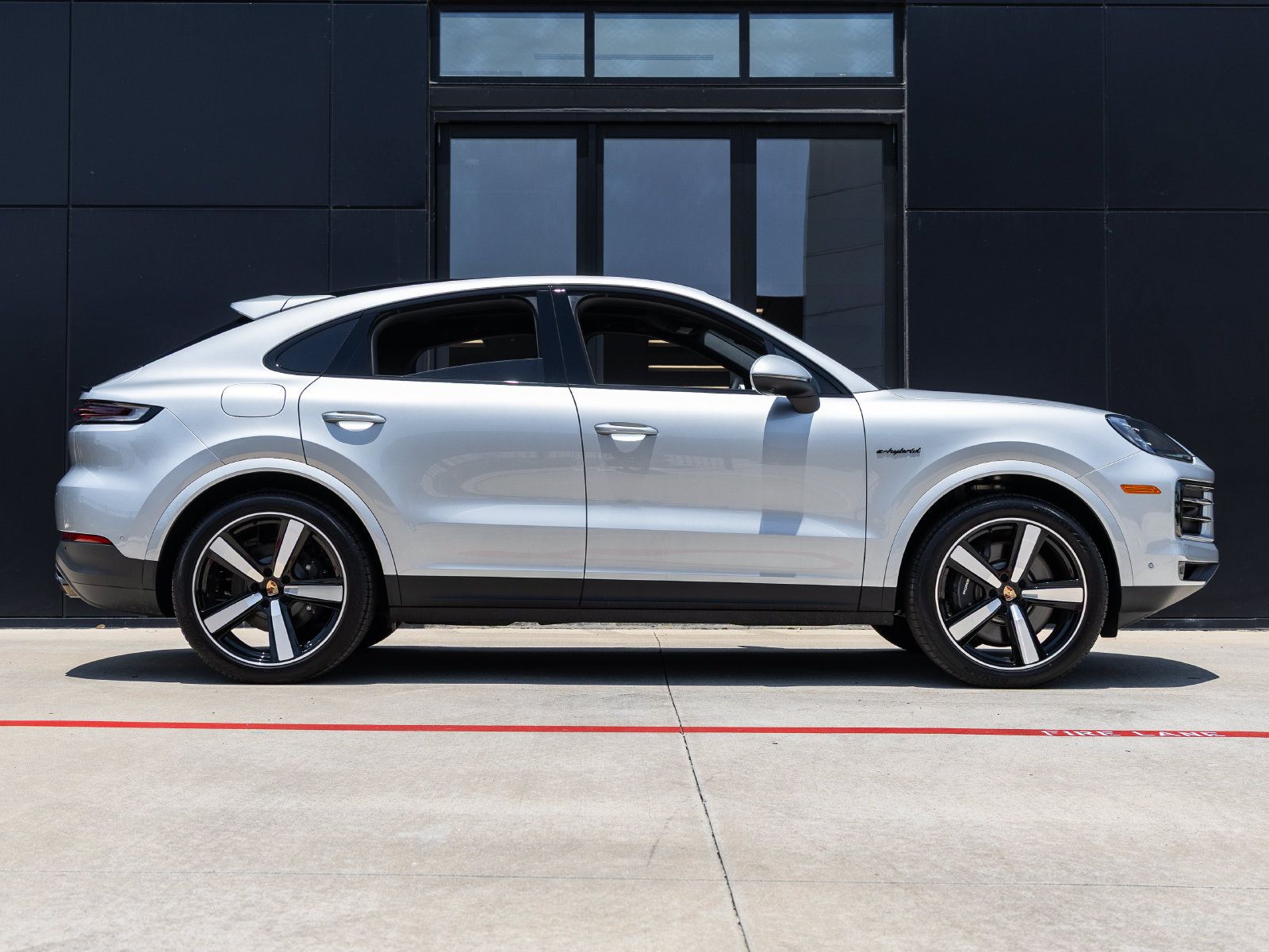 Certified 2025 Porsche Cayenne E-Hybrid Coupe AWD/4WD image 12