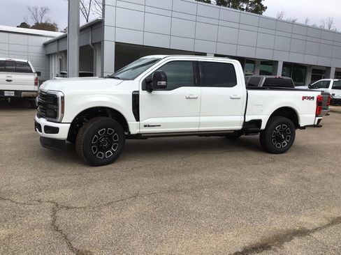 New 2026 Ford F250 Platinum w/ FX4 Off-Road Package AWD/4WD image 2