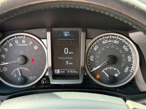 Used 2018 Toyota Tacoma SR5 AWD/4WD image 23