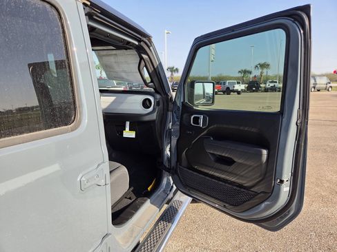 Used 2025 Jeep Gladiator Sport AWD/4WD image 21