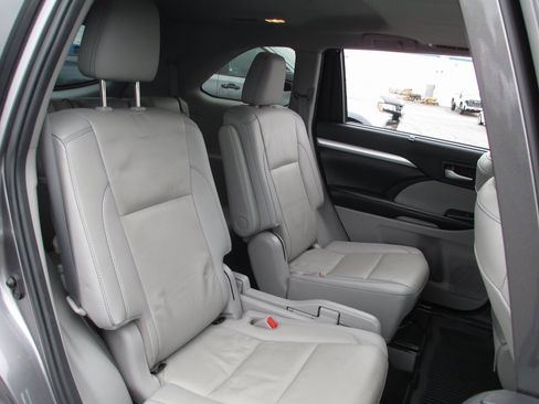 Used 2019 Toyota Highlander XLE image 19